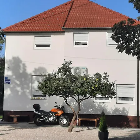 7 Kucica Apartment *
